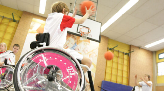 „Neue Sporterfahrung“ für Basketballvereine – Telekom ermöglicht mit den Köln 99ers Trainingseinheiten im Rollstuhlbasketball