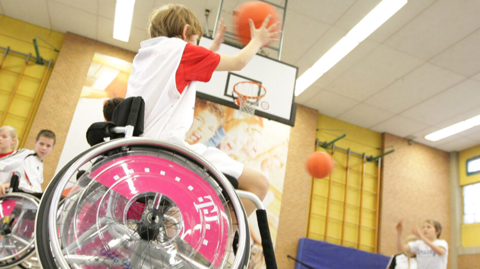 „Neue Sporterfahrung“ für Basketballvereine – Telekom ermöglicht mit den Köln 99ers Trainingseinheiten im Rollstuhlbasketball